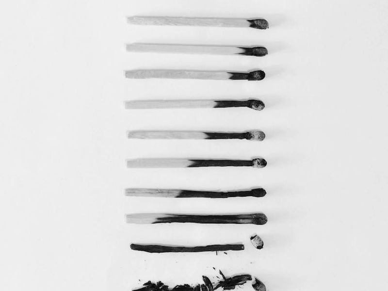 A sequence of minimalist icons showing progression from start to finish.